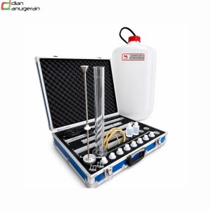 Set lengkap alat uji Sand Equivalent Shaker NL 1001 portabel di dalam koper aluminium biru, dilengkapi tabung silinder ukur, batang penumbuk, dan jerigen larutan.