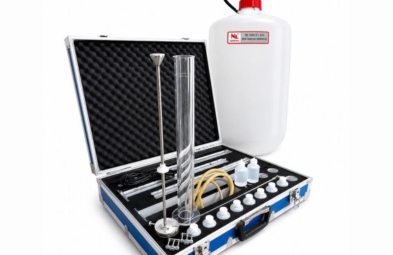 Set lengkap alat uji Sand Equivalent Shaker NL 1001 portabel di dalam koper aluminium biru, dilengkapi tabung silinder ukur, batang penumbuk, dan jerigen larutan.
